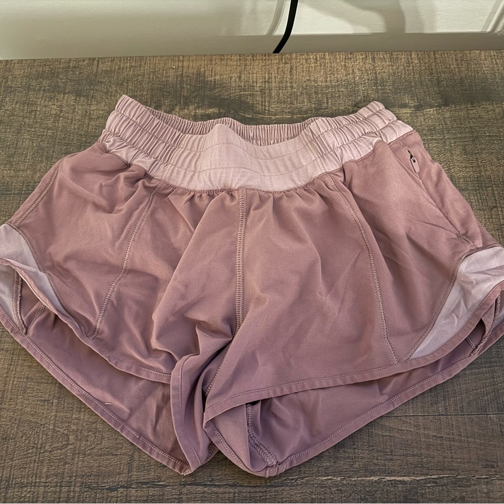 Lululemon two toned Hotty Hot Low-Rise Lined Short 2.5" size 2